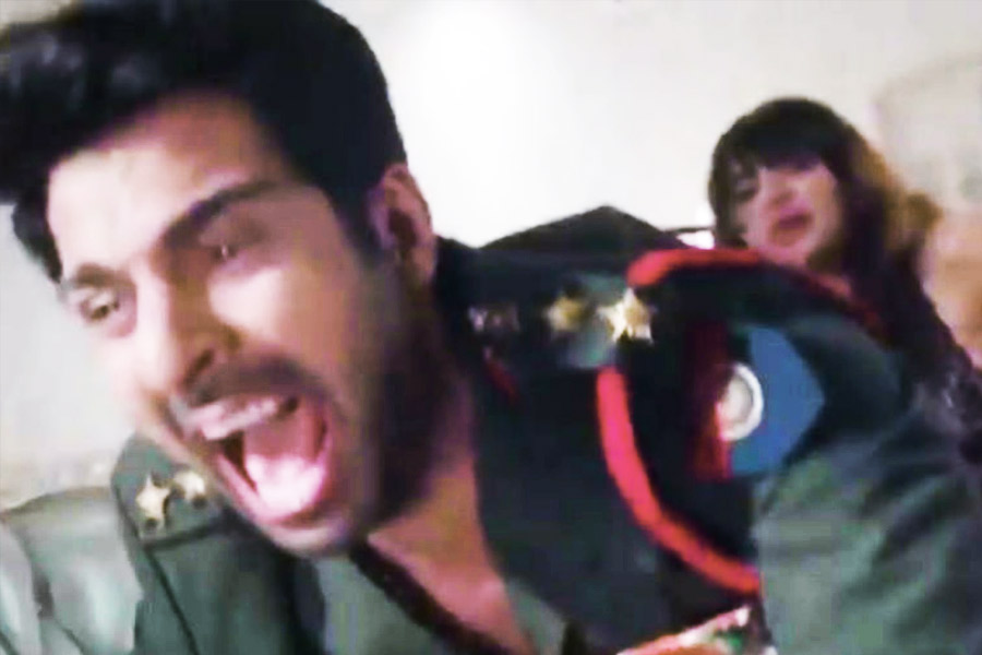 ওয়েব সিরিজ়ের কাহিনি অনুযায়ী, জওয়ান যখন দেশের কাজে নিয়োজিত, তখন তাঁর অনুপস্থিতিতে তাঁর স্ত্রী পরকীয়া সম্পর্কে লিপ্ত হয়েছেন। এই চিত্রনাট্যের বিরুদ্ধেও আপত্তি উঠেছে।