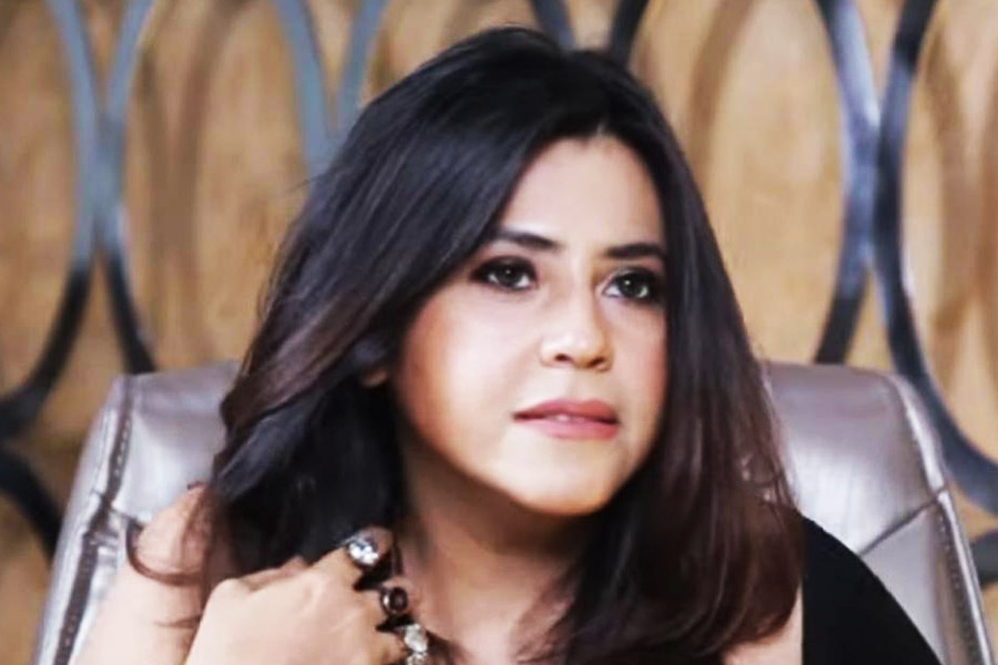 একতা কপূর প্রযোজিত এই ওয়েব সিরিজ়ের বিরুদ্ধে ২০২০ সালে বিহারের বেগুরসরাই আদালতে মামলা করেছিলেন প্রাক্তন সেনাকর্তা শম্ভু কুমার। তাঁর অভিযোগ, এই ওয়েব সিরিজ়ে এক জন জওয়ানের স্ত্রীকে নিয়ে একাধিক ‘আপত্তিকর দৃশ্য’ দেখানো হয়েছে। ভারতীয় সেনার পক্ষে এই দৃশ্য ‘লজ্জাজনক’ বলে দাবি করেছিলেন তিনি।