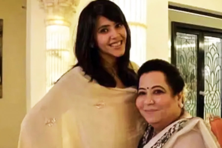 প্রাক্তন সেনাকর্তার অভিযোগের ভিত্তিতে একতা ও তাঁর মা শোভার বিরুদ্ধে গ্রেফতারি পরোয়ানা জারি করেছিল বেগুরসরাই আদালত।