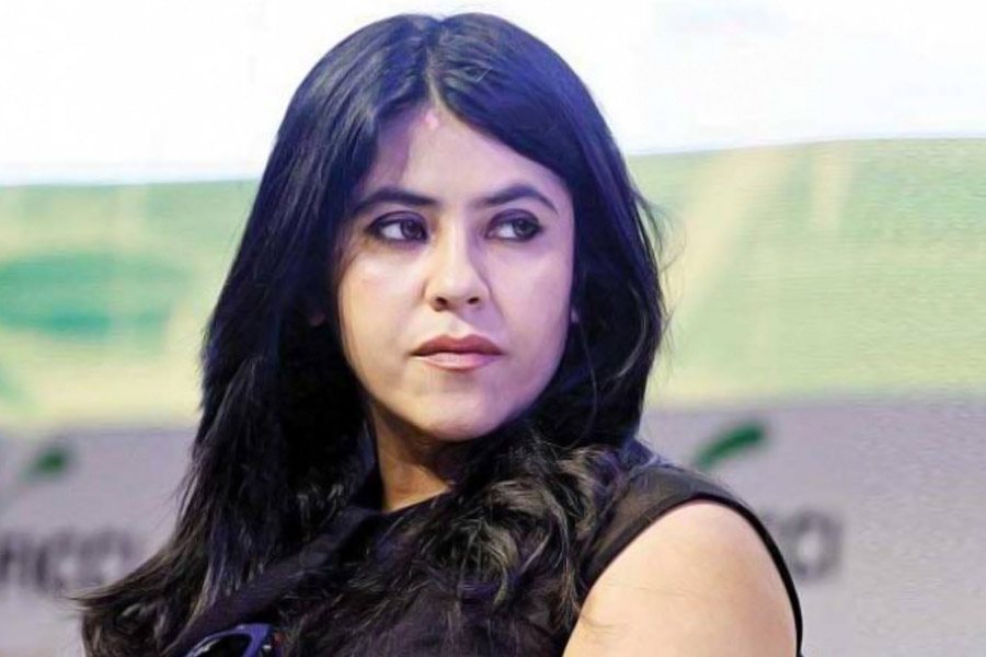 সুপ্রিম কোর্ট একতা কপূরকে তীব্র ভর্ৎসনা করেছে। বেঞ্চের তরফে বলা হয়েছে, ‘‘আদালতে সাধারণ মানুষ বিচারের জন্য আসেন। যাঁদের শেষ সম্বল আদালত, তাঁরাই সুপ্রিম কোর্টের দ্বারস্থ হন। যাঁরা তথাকথিত ‘আলোকপ্রাপ্ত’, তাঁরা যদি বিচার না পান, তা হলে সাধারণ মানুষ কী করবে!’’