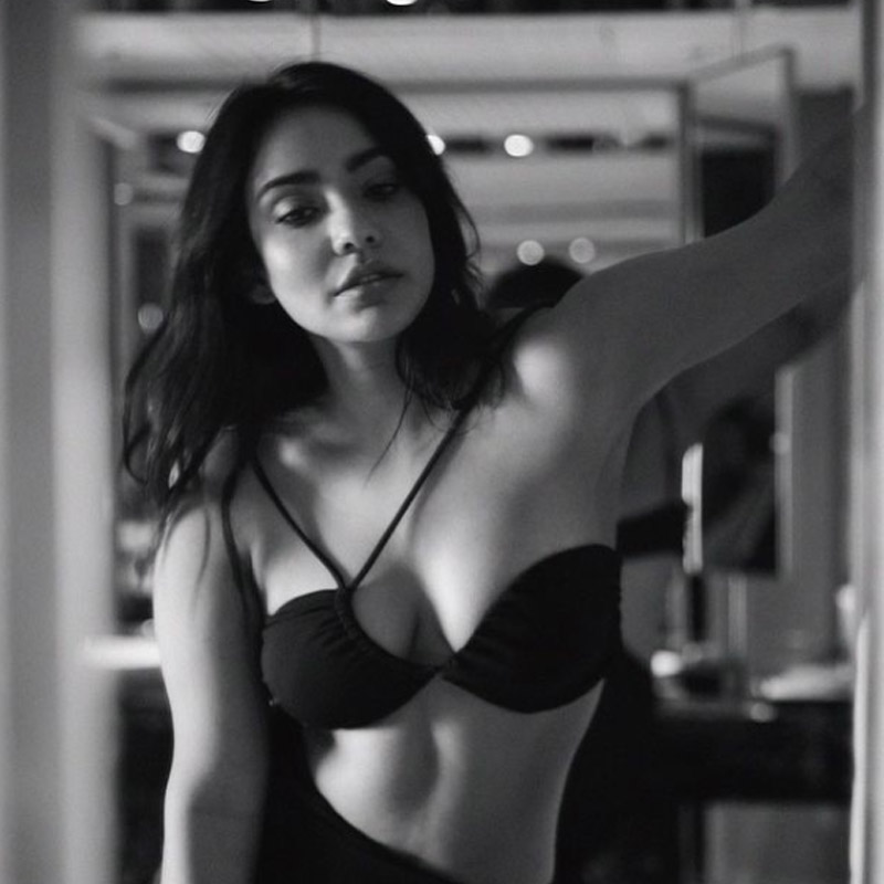 নেহার বাবা অজিত শর্মা বিহারের বড় ব্যবসায়ী হওয়ার পাশাপাশি এক জন দাপুটে নেতা। ২০১৫ এবং ২০২০ সালে বিহার বিধানসভা নির্বাচনে ভাগলপুর বিধানসভা কেন্দ্র কংগ্রেসের আসনে জয়ী হন অজিত। অজিতের দু’মেয়ের মধ্যে নেহা বড়।