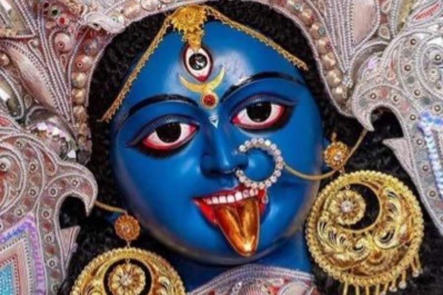 কলকাতার কালীপুজো মানেই নব যুবক সঙ্ঘ। অবশ্য আরও ভাল ভাবে বললে ফাটাকেষ্টর পুজো।