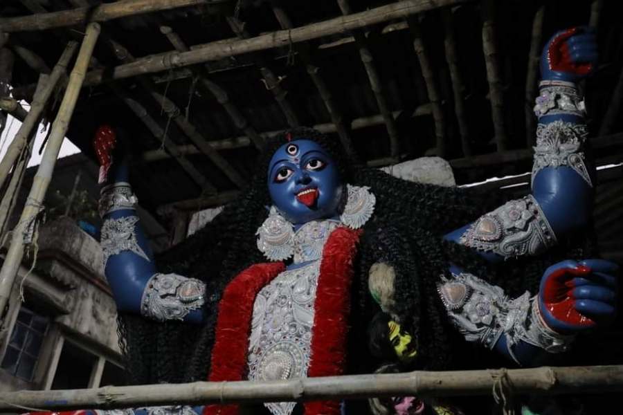 সেই ফাটাকেষ্টর পুজোর মণ্ডপে এসে গেল মাতৃ প্রতিমা। আড়ম্বরে টেক্কা দেবে বড় বড় দুর্গা পুজোকেও। 