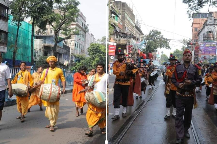 ছিল কীর্তনের দল। খোল করতাল নিয়ে গানে মত্ত। ছিল ব্যান্ড পার্টি।