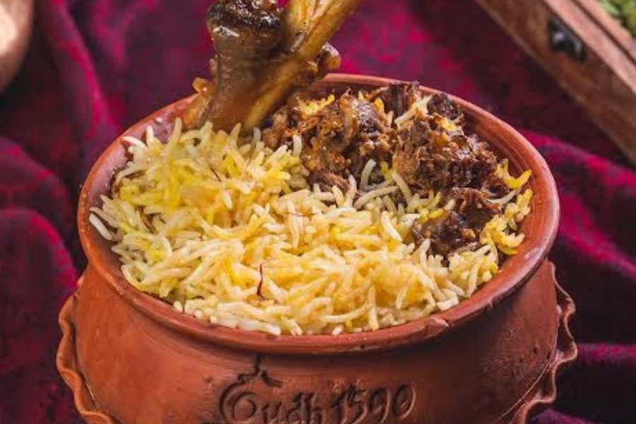 ভাইফোঁটার দিনে বাড়িতে রান্নাবান্নার ঝামেলায় থাকতে চান না? নির্ভেজাল ফুর্তিতে সময় কাটানো ও ভাল অওয়াধি খাবারের জন্যে চলে যেতে পারেন আপনার কাছাকাছি অউধ ১৫৯০-এ। 