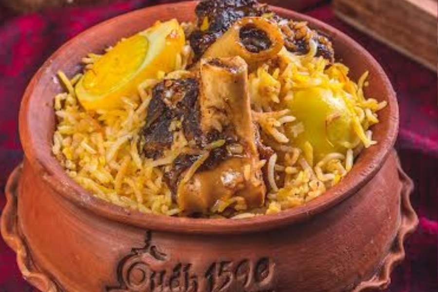 বিশেষ থালি পাওয়া যাবে সাদার্ন অ্যাভিনিউ আর সল্ট লেকের শাখাগুলিতে। ভাইফোঁটার বিশেষ এই মেনুতে থাকছে একইসঙ্গে আমিষ ও নিরামিষ নানা পদের সম্ভার। পনির সুগন্ধি কবাব, সব্জ মাখন মসালা, পনির কোর্মা নিরামিষ পদের মধ্যে অসম্ভব জনপ্রিয়। 