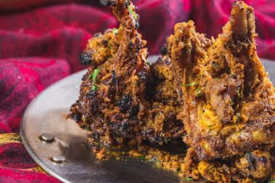 আর আমিষ পদে বিশেষ কদর চিকেন কল্মি কবাব, মাটন গলৌটি কবাব, লখনউই পরোটার সঙ্গে অওয়াধি সুগন্ধি মাহি, রাণ বিরিয়ানি, আওয়াধী হান্ডি বিরিয়ানি, মুর্গ শাহি কোর্মা, নেহারি খাস, মুর্গ চাপ, গোস্ত চাপের। ভোজনরসিকদের তাক লাগিয়ে দিতে আর আছে নানা ধরনের পদ। 