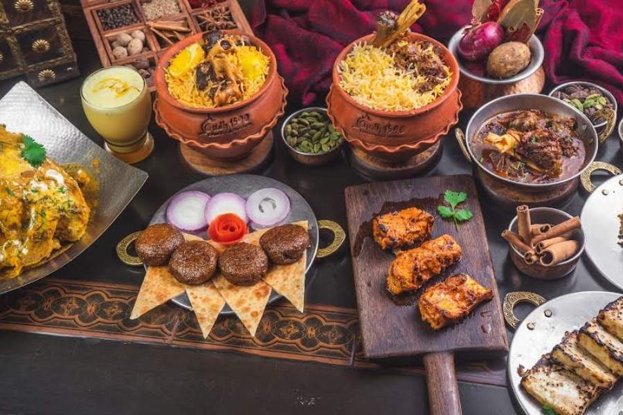 শেষ পাতে মিষ্টিমুখের জন্য রয়েছে অউধের মনকাড়া ফিরনি আর শাহি টুকরা।  আর খরচ? এলাহি খানাপিনার জন্য প্রতি দু'জনের লাগবে ১২০০ টাকা।  তা হলে? শহর জুড়ে ছড়িয়ে থাকা অউধের কোনও এক শাখায় সপরিবারে ভাইফোঁটা সারবেন নাকি?