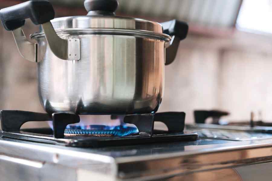 যে কোনও পাত্রের ক্ষেত্রেই ঢাকা দিয়ে রান্না করলে অনেকটা গ্যাস বাঁচে। 