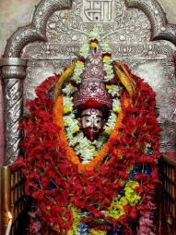 মুনির প্রার্থনা পূরণ করেন তারা মা। ‘তথাস্তু’ বলে শিলায় পরিণত হন। সেই শিলা মূর্তিকে মায়ের ইচ্ছা অনুযায়ী প্রতিষ্ঠা করা হয় দ্বারকা নদীর ধারে। তারাপীঠে শুরু হয় তারা মায়ের পুজো। 