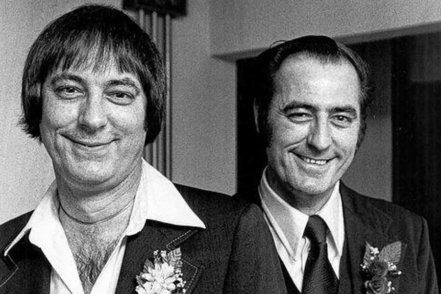 কুম্ভমেলায় নয়, বরং জন্মের সময়েই একে অপরের থেকে আলাদা হয়ে গিয়েছিলেন দুই ভাই। দু’জনেই ছিলেন যমজ। আলাদা হওয়ার পর নিজেদের অজান্তেই তাঁরা একদম একই জীবন কাটিয়েছেন। তাঁদের জীবনের গল্প শুনে মনে হবে, একটি যেন অন্যটির প্রতিচ্ছবি। বেশ কিছু সংবাদমাধ্যমের দাবি, এঁদের সম্পর্কে যা জানা গিয়েছে, সবই সত্যি। এমনকি ‘ফ্যাক্ট চেক’ও তেমনই ইঙ্গিত দিচ্ছে। কিন্তু যা দেখা গেল, তা থেকে তাজ্জব অনেকেই। প্রশ্ন উঠছে, এ সবই কি সত্যি?