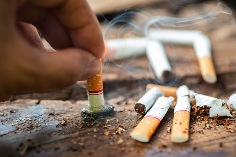 অস্বাভাবিক মাত্রায় ধূমপান করতেন। দু’জনই। 