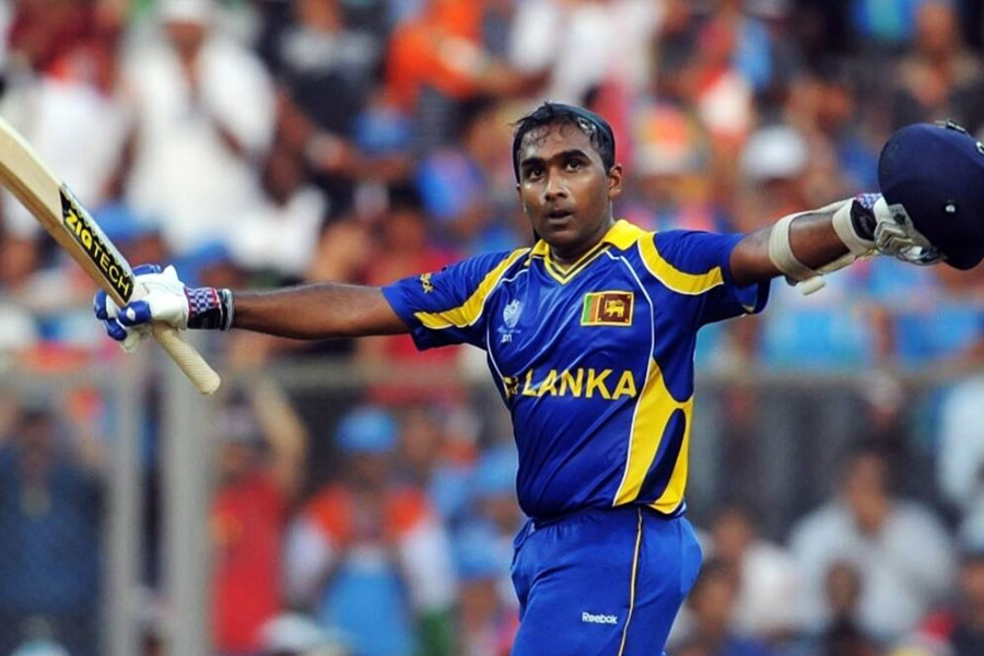 টি-টোয়েন্টি বিশ্বকাপে সব থেকে বেশি রান শ্রীলঙ্কার মাহেলা জয়বর্ধনের। ৩১টি ম্যাচ খেলে ১০১৬ রান রয়েছে তাঁর। তিনি ছাড়া আর কোনও ব্যাটার টি-টোয়েন্টি বিশ্বকাপে হাজার রানের গণ্ডি পার করেননি। এ বারের বিশ্বকাপে তাঁর সেই রেকর্ড ভেঙে যেতে পারে।