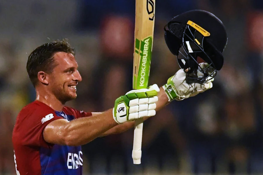 টি-টোয়েন্টি বিশ্বকাপে একাধিক শতরানের মালিক একমাত্র ক্রিস গেল। তাঁর দু’টি শতরান রয়েছে। তিনি ছাড়া আরও সাত ব্যাটারের শতরান রয়েছে এই প্রতিযোগিতায়। কিন্তু জস বাটলার ছাড়া আর কেউই এ বারের বিশ্বকাপে খেলছেন না। ফলে শতরানে গেলকে ছোঁয়ার সুযোগ থাকছে ইংল্যান্ড দলের অধিনায়কের সামনে।