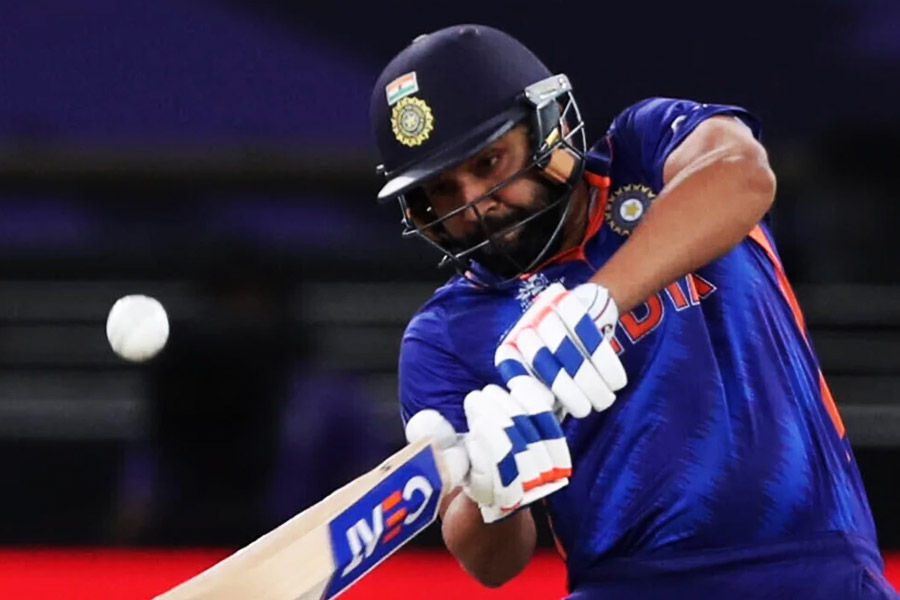 এ বারের বিশ্বকাপে বিরাট নিজে যেমন এই সংখ্যা আরও বাড়িয়ে নিতে পারেন, তেমনই রোহিতের কাছে সুযোগ থাকছে তাঁকে টপকে যাওয়ার। রোহিতের সংগ্রহ আটটি অর্ধশতরান। ওয়ার্নার করেছেন ছ’টি অর্ধশতরান।