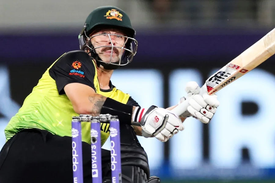 এই বিশ্বকাপে খেলা ওয়েড এর আগে ২০২১ সালে ন’টি উইকেট নিয়েছিলেন। ডি’কক ২০১৪ সালে আটটি উইকেট নিয়েছিলেন। তাঁরা এ বার ডিভিলিয়ার্সের রেকর্ড ভাঙতে পারবেন?