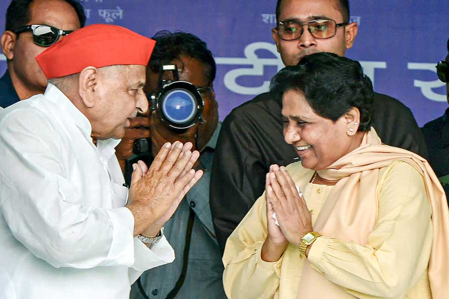 স্মৃতি: যৌথ প্রচারমঞ্চে সৌজন্য বিনিময়ে মুলায়ম সিংহ যাদব ও মায়াবতী