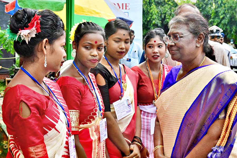 আলাপ: রাষ্ট্রপতির সঙ্গে নারীকর্মীরা
