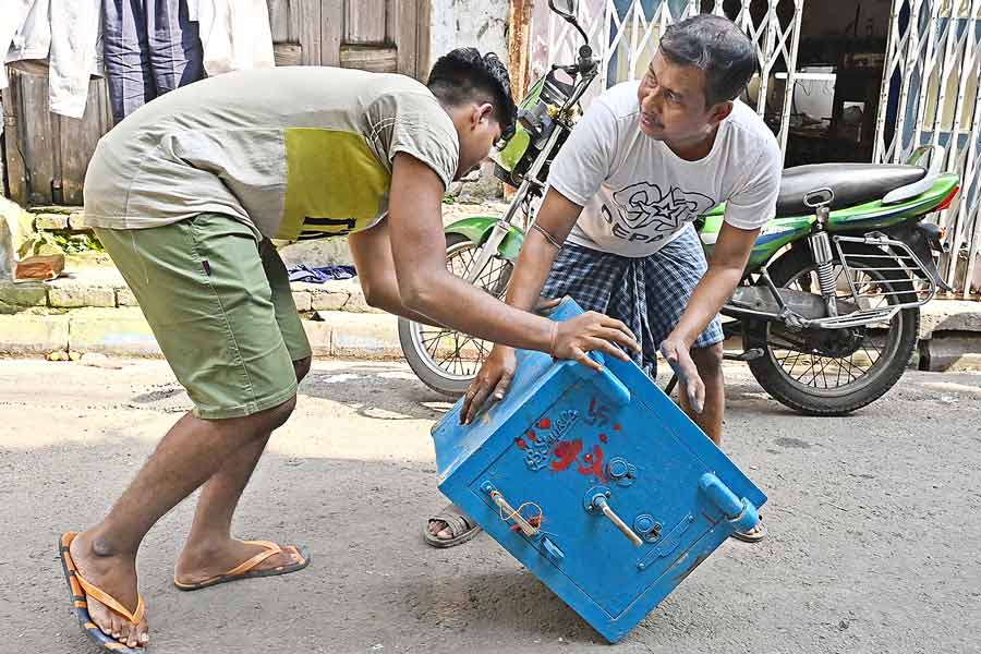 উদ্ধার: ফাটলের জেরে বন্ধ কারখানা। তাই বার করে আনা হচ্ছে গয়না রাখার সিন্দুক। শনিবার, বৌবাজারের মদন দত্ত লেনে। ছবি: রণজিৎ নন্দী।