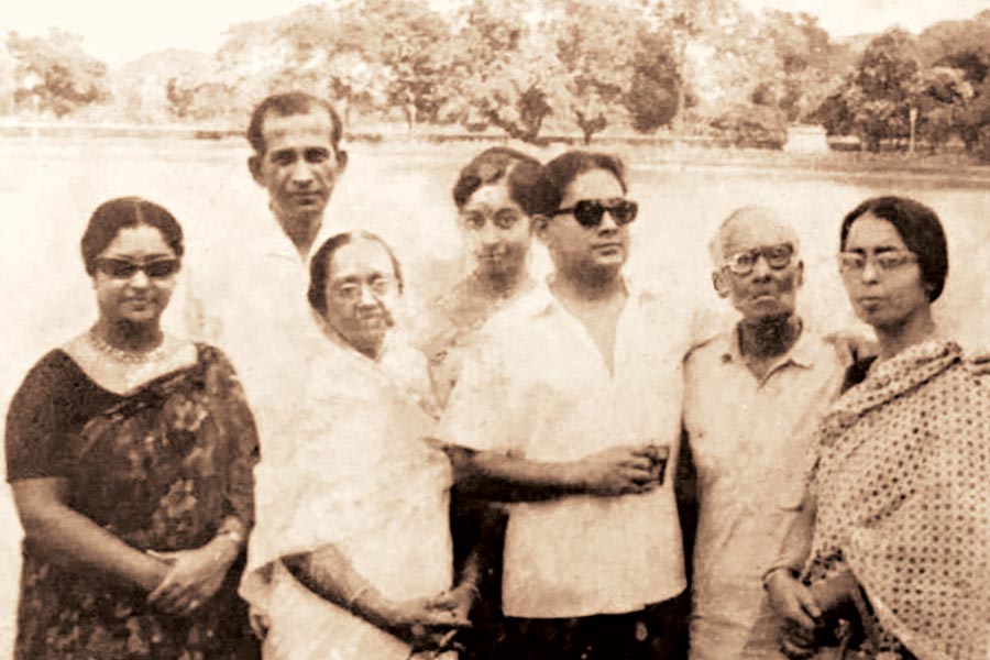 পারিবারিক: বাঁ দিক থেকে সলমা (জয়া), সলমার মা শান্তিলতা, সেলিম, সলমার বাবা সুরেশচন্দ্র, বড়দি রেবা। পিছনে জয়ার বড় জামাইবাবু ও বোনঝি।