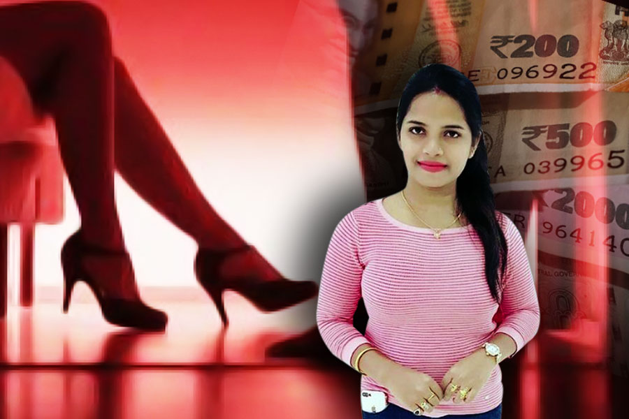 পুলিশ সূত্রে খবর, অর্চনার মোবাইল ফোন এবং তাঁর বাড়ি থেকে উদ্ধার হওয়া হার্ড ডিস্ক পরীক্ষা করে ওই বিধায়কের সঙ্গে বেশি কিছু ছবি এবং হোয়াটসঅ্যাপ কথোপকথন পাওয়া গিয়েছে। 