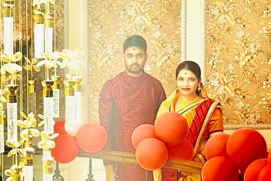 আপাতত জেলেই দিন গুজরান হচ্ছে। সেখানে টিভি এবং সংবাদপত্রে নিজের সম্পর্কের খবরে নজর রাখছেন বলে জেল সূত্রে খবর।