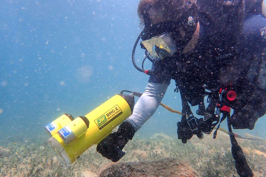 ম্যাগনেটোমিটারের সিগনালে বদল আসায় পল বুঝতে পারেন, জলের গভীরে ধাতব কোনও বস্তু রয়েছে যা আয়তনেও বিশাল।