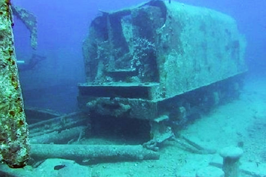 রহস্য সমাধানে আরও গভীরে নামলেন পল। সমুদ্রের ৯০ ফুট (২৭ মিটার) গভীরে খুঁজে পেলেন দুটি লোকোমোটিভ স্টিম ইঞ্জিন।