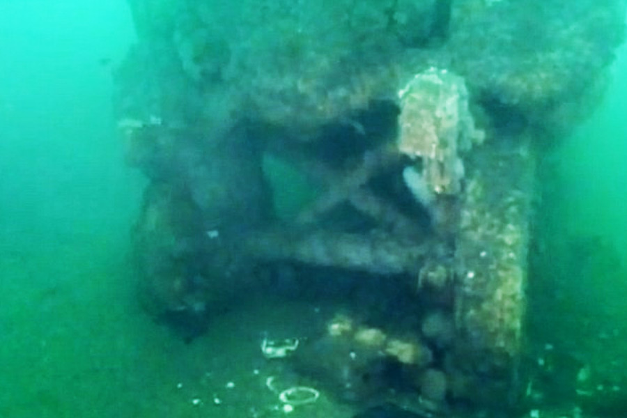 কিন্তু সমুদ্রের তলায় তো কোনও রেললাইন নেই! তা হলে এই ইঞ্জিন দু’টি এখানে এল কী করে?