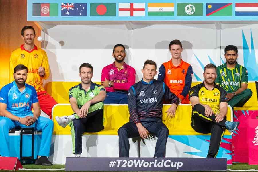 নিন্দকরা বলেন ক্রিকেটে নাকি প্রতি বলেই রেকর্ড হয়। যদিও সেটা সব সময় সত্যি নয়। এমন অনেক রেকর্ড আছে যা ভাঙাতে পারলে তৃপ্তি পান ক্রিকেটাররা। দেখে নেওয়া যাক কোন কোন রেকর্ড ভেঙে যেতে পারে।