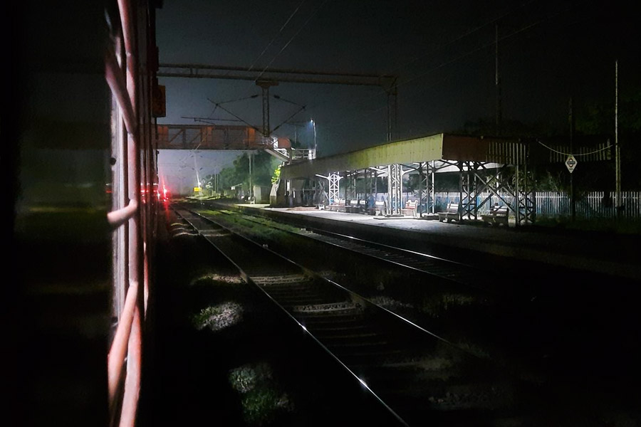 এর পরের দৃশ্যও কম চিত্তাকর্ষক নয়। প্রথম যাত্রীকে ঠেলে ফেলে দেওয়ার পর নির্বিকার মুখে বসে পড়তে দেখা গেল দ্বিতীয় যাত্রীকে। কপালে হাত ঠেকিয়ে এক বার প্রণামও করে নিতে দেখা গেল। ভাবখানা এমন যেন, আপদ বিদায় হল!