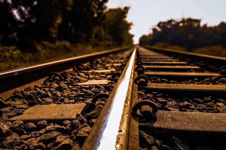 মূক ও বধির সেই সহযাত্রী মুরারই থানায় গিয়ে আকারে-ইঙ্গিতে গোটা ঘটনাটি বর্ণনা করেন পুলিশের কাছে। পুলিশ সেই ভিত্তিতেই ট্রেন থেকে পড়ে যাওয়া ওই যাত্রীর সন্ধান শুরু করে।