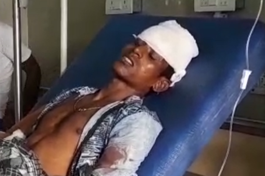 রেলপুলিশ তাঁকে রক্তাক্ত অবস্থায় তারাপীঠ রোড ও রামপুরহাট স্টেশনের মাঝে রেললাইনের ধার থেকে উদ্ধার করে। তার পর তাঁকে রামপুরহাট মেডিক্যাল কলেজে নিয়ে যাওয়া হয়।