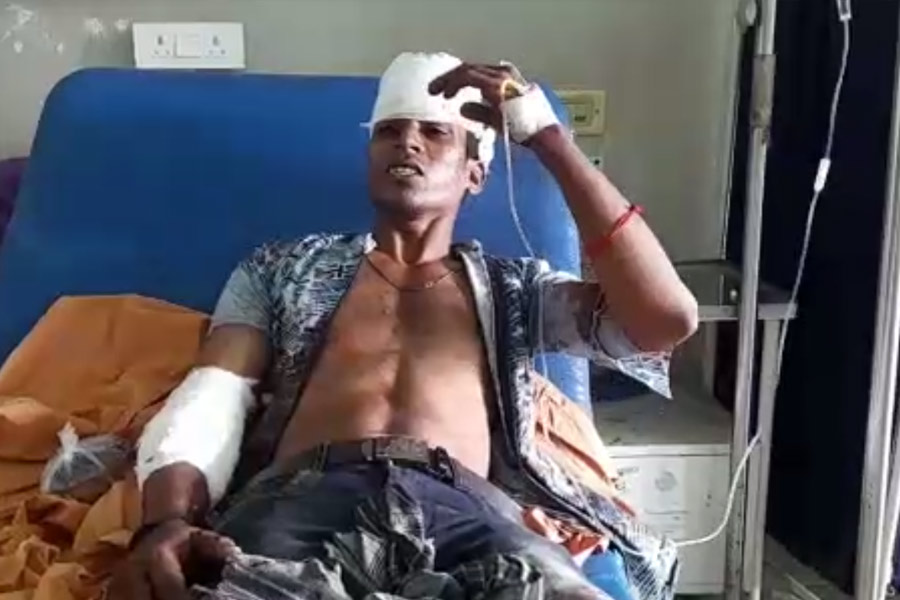 জানা যায় পড়ে যাওয়া যাত্রীর নাম সজল শেখ। বীরভূমের রামপুরহাট থানার সুঁদিপুরে তাঁর বাড়ি। অবশ্য যে যাত্রী তাঁকে ঠেলে ফেলে দিয়েছেন, তাঁর নাম-পরিচয় জানা যায়নি।