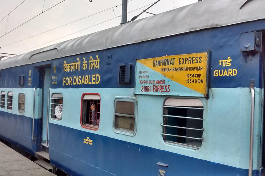 আহত সজলের কথায়, ‘‘কাল (শনিবার) আমি সাঁইথিয়া থেকে আসছিলাম। মল্লারপুরে নেমে হালকা ড্রিঙ্ক (মদ্যপান) করেছিলাম। ড্রিঙ্ক করে ইন্টারসিটি এক্সপ্রেস ধরে বাড়ি আসছিলাম।”