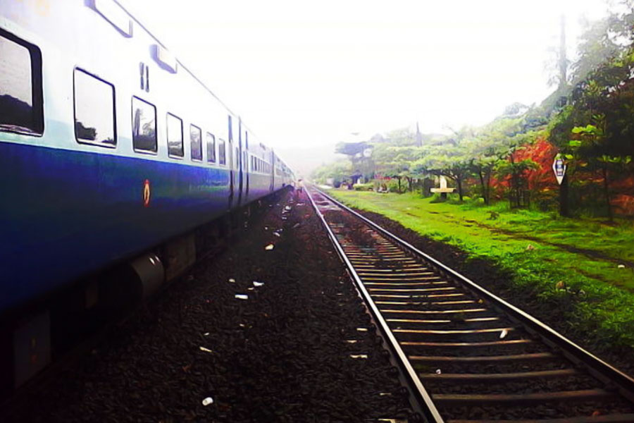 কিন্তু হঠাৎ ব্লেড বের করে সহযাত্রীকে হুমকি দিতে গেলেন কেন সজল? উত্তরে তিনি বললেন, “ট্রেনের তিন-চার জন যাত্রী নিজেদের মধ্যে গালাগালি করছিল। পাশে কয়েকটি পরিবারের লোকজন বসে ছিলেন। আমি বারণ করেছিলাম ওদের (গালাগালি দিতে)। সেটাই দোষের হয়ে গেল।”