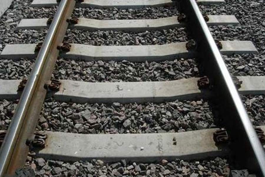 সজল জানালেন কী ভাবে ট্রেন থেকে ফেলে দেওয়া হল, তা আর এখন তাঁর মনে নেই। শুধু মনে আছে যে, তিনি রক্তাক্ত অবস্থায় রেললাইনে পড়ে আছেন। মাথা থেকে পা পর্যন্ত যন্ত্রণা করছে।