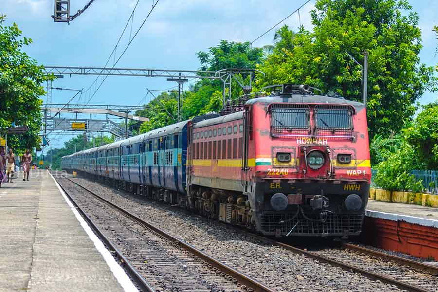 তাঁকে ট্রেন থেকে ফেলে দেওয়া যাত্রীকে দেখলে চিনতে পারবেন বলেও দাবি করলেন সজল। যদিও ট্রেন থেকে ফেলে দেওয়ায় অভিযুক্তকে এখনও খুঁজে পায়নি পুলিশ।