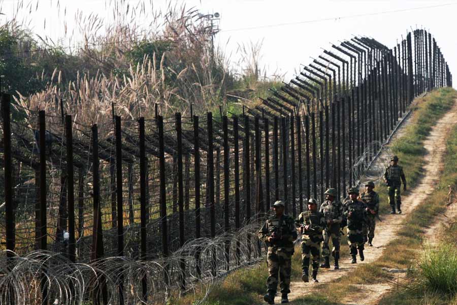 পাকিস্তানে থাকার মতো কিছু নেই তাঁদের কাছে। তাই সে দেশে ভিটেমাটি ছেড়ে চলে আসা ছাড়া তাঁদের কাছে কোনও বিকল্প নেই। কাঁটাতার টপকে গত কয়েক দিন আগে ভারতে এসেছেন পাকিস্তানের প্রায় একশো জন হিন্দু। তাঁদের দাবি এমনই। কিন্তু ভারতে তারা কি আদৌ পাকাপাকি ভাবে থাকতে পারবেন?