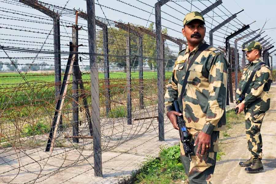 সংবাদ সংস্থা সূত্রে খবর, এর আগে রাজস্থানে এসেছিলেন প্রায় ৮০০ জন পাকিস্তানি হিন্দু। পাকিস্তানে নিপীড়নের শিকার হয়েছিলেন বলে অভিযোগ করেছিলেন তাঁরা। সে কারণেই ভারতে এসে স্থায়ী ভাবে থাকতে চেয়েছিলেন। 