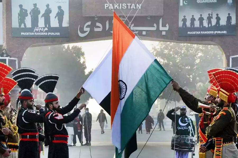 যে ১০০ জন সীমান্ত পার করে ভারতে এসে পৌঁছেছেন, তাঁরা ভিল সম্প্রদায়ের বলে জানা গিয়েছে। পাকিস্তানের সিন্ধু প্রদেশের তান্দো আল্লাহয়ার জেলায় থাকতেন তাঁরা। 