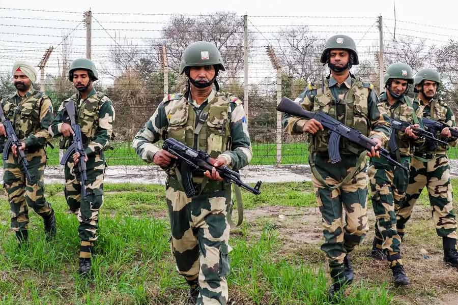 আটারি-ওয়াঘা সীমান্ত দিয়ে ভারতে ঢুকেছেন ভিল সম্প্রদায়ের প্রায় ১০০ জন বাসিন্দা। সীমান্ত পেরিয়ে ভারতে আসার কথা সংবাদ সংস্থাকে জানিয়েছেন চতুরারাম ভিল নামে এক ব্যক্তি। স্ত্রী ও আট সন্তানকে নিয়ে তিনিও ভারতে এসেছেন। 