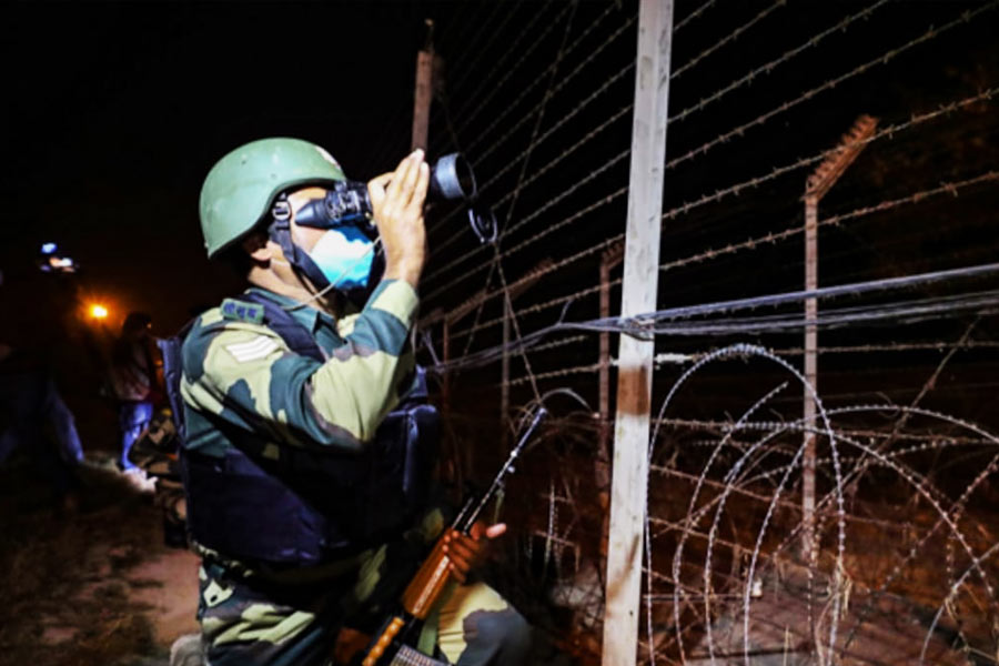 পাকিস্তান থেকে আগত হিন্দুদের নথি যাচাই করা হবে বলে পুলিশের তরফে জানানো হয়েছে। এএসপি (সিআইডি) রামেশ্বর লাল মেঘওয়াল বলেছেন, ‘‘সবটা আইনানুয়ায়ী করা হবে। যদি ওঁরা ফিরে যেতে না চান, তা হলে এখানে থাকার জন্য যা  যা করণীয়, তা করতে বলা হবে।’’