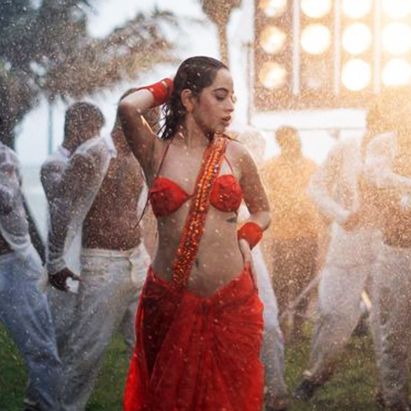 তিনি বলিপাড়ার পয়লা নম্বর নায়িকা নন। টেলি দুনিয়াতেও অভিনেত্রী হিসাবে তিনি রাজ করছেন না। তবুও তাঁকে ঘিরে সমাজমাধ্যমে যে পর্যায়ের উন্মাদনা দেখা যায়, তা যে কোনও অভিনেত্রীর কাছেই ঈর্ষণীয়। বিতর্ক তাঁর নিত্যসঙ্গী। কিন্তু তাতে ‘কুছ পরোয়া নহি’। নেটদুনিয়ায় তাঁর উজ্জ্বল উপস্থিতি বরাবরই তুফান তোলে। তাঁর বেশভূষা চর্চার কেন্দ্রবিন্দুতে থাকে। নেটদুনিয়া কাঁপানো বলিপাড়ার সেই মোহময়ী কন্যা উরফি জাভেদ কাছের বন্ধুদের নিয়ে সম্প্রতি জন্মদিন উদ্‌‌যাপন করলেন। 