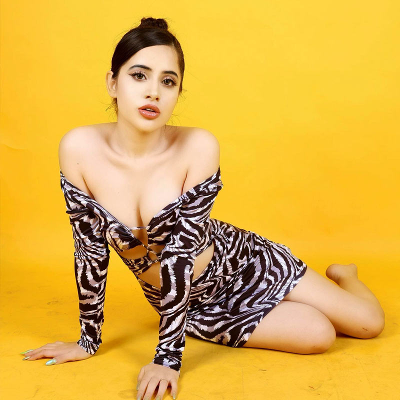 উরফির প্রেমকাহিনি নিয়েও বিস্তর চর্চা চলেছে। এক সময় চুটিয়ে প্রেম করতেন উরফি ও পারস। কিন্তু অল্প দিনের ব্যবধানেই তাঁদের সম্পর্কে চিড় ধরে। বিচ্ছেদ প্রসঙ্গে উরফি বলেছিলেন, পারস বড্ড ছেলেমানুষ। শুধু তা-ই নয়, তাঁর প্রতি অধিকারবোধ দেখাতেন পারস।