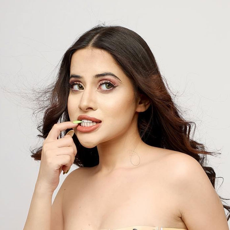 এমনকি, প্রাক্তন প্রেমিকের জন্যই নাকি কাজ হারিয়েছিলেন তিনি! এমন দাবিও করেন উরফি। জনপ্রিয় ধারাবাহিক ‘অনুপমা’তে অভিনয় করেন পারস। ওই ধারাবাহিকে তাঁরও অভিনয় করার কথা ছিল বলে দাবি করেন উরফি। কিন্তু প্রেমিকার সঙ্গে কাজ করবেন না বলে জানিয়েছিলেন পারস। তাঁর অঙ্গুলিহেলনই শেষ পর্যন্ত ওই ধারাবাহিকে কাজের সুযোগ পাননি বলে অভিযোগ করেন উরফি। যদিও তাঁদের মধ্যে বর্তমানে সৌজন্য রয়েছে বলে দাবি করেছেন পারস। 