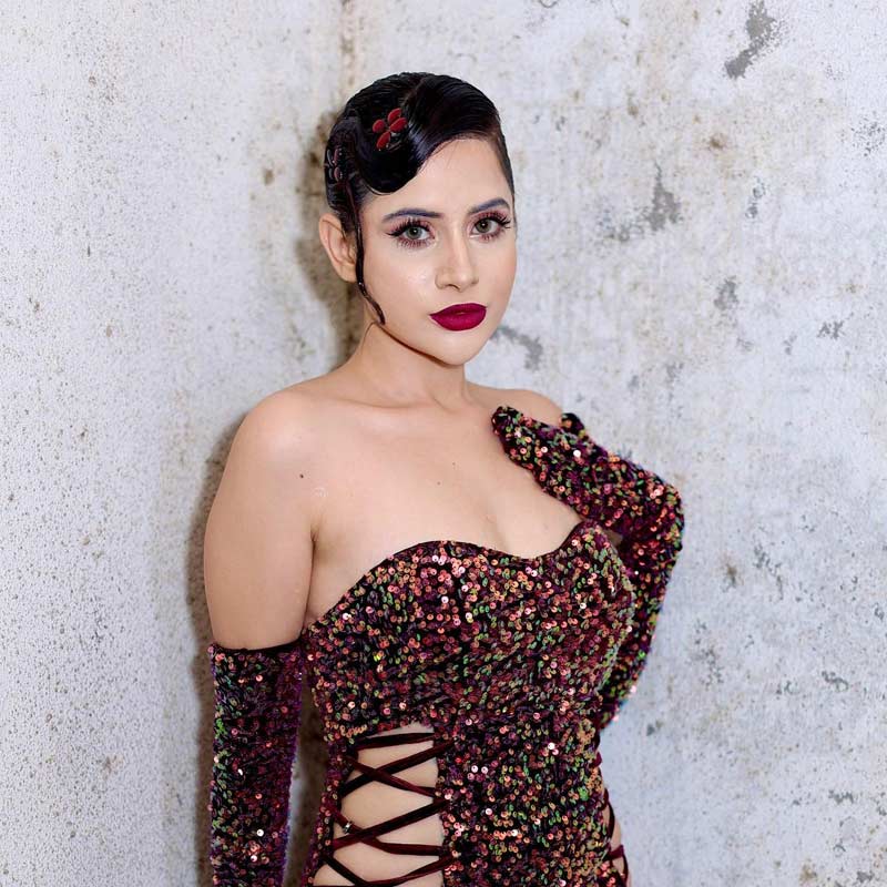 তবে তাঁকে নিয়ে যতই বিতর্ক হোক, যতই তিনি ‘ট্রোলড’ হন না কেন, প্রায় প্রতি সপ্তাহেই বলিউডের তাবড় তাবড় নায়িকাদের পিছনে ফেলে প্রায় নেটদুনিয়ায় সেরা ১০০ জনের ‘মোস্ট সার্চড সেলেব্রিটি’র তালিকায় জায়গা করে নেন উরফি।