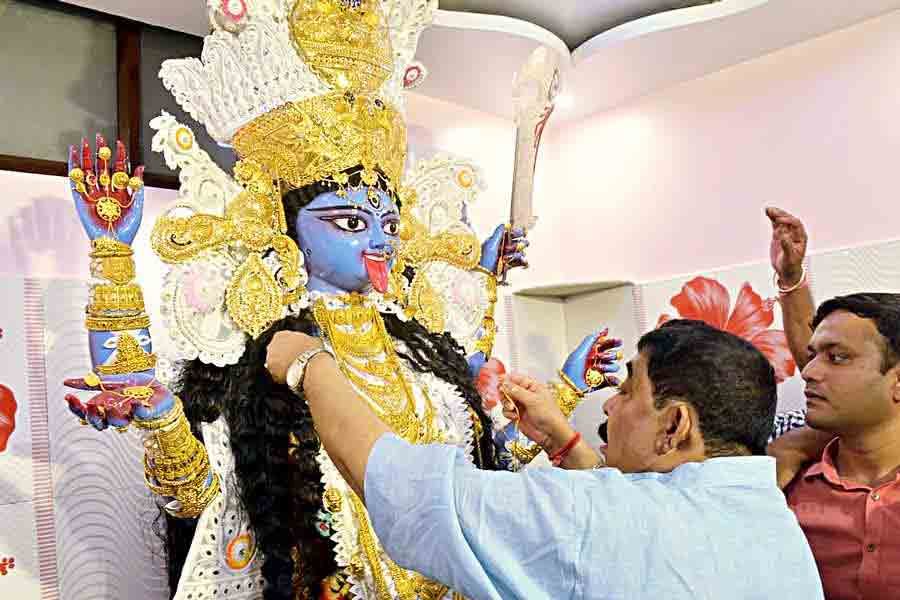 ২০২০ সালে সেই প্রতিমা সাজানো হয়েছিল প্রায় ৩০০ ভরি গয়না দিয়ে। ২০২১ সালে প্রতিমার সাজসজ্জা হয়েছিল ৫৭০ ভরি সোনার গয়নায়।