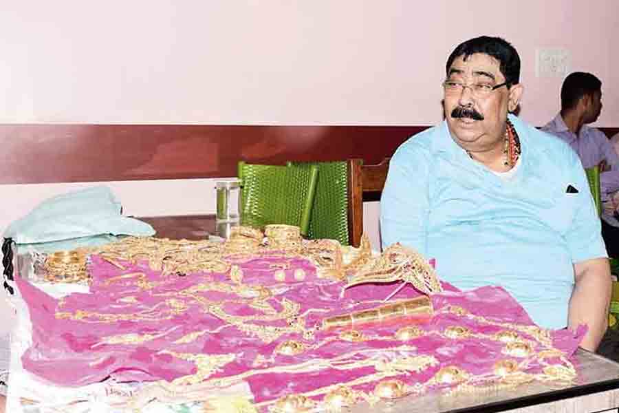 কালী প্রতিমা সাজানোর জন্য রয়েছে নানা রকমের আকর্ষণীয় গয়না। বীরভূম তৃণমূল সূত্রে খবর, কালী প্রতিমার জন্য রয়েছে সোনার মুকুট।