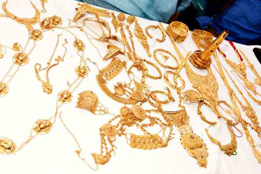 রয়েছে নানা রকমের হার। এ ছাড়া, সীতাহার, চেন, গলার চিক, টায়রা-টিকলিও রয়েছে প্রতিমা সাজানোর জন্য।